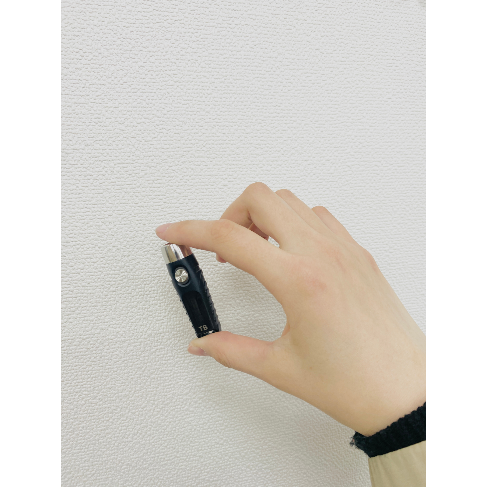 指先でつまめるほどコンパクトなキーホルダー向け小型懐中電灯TorchBuddy