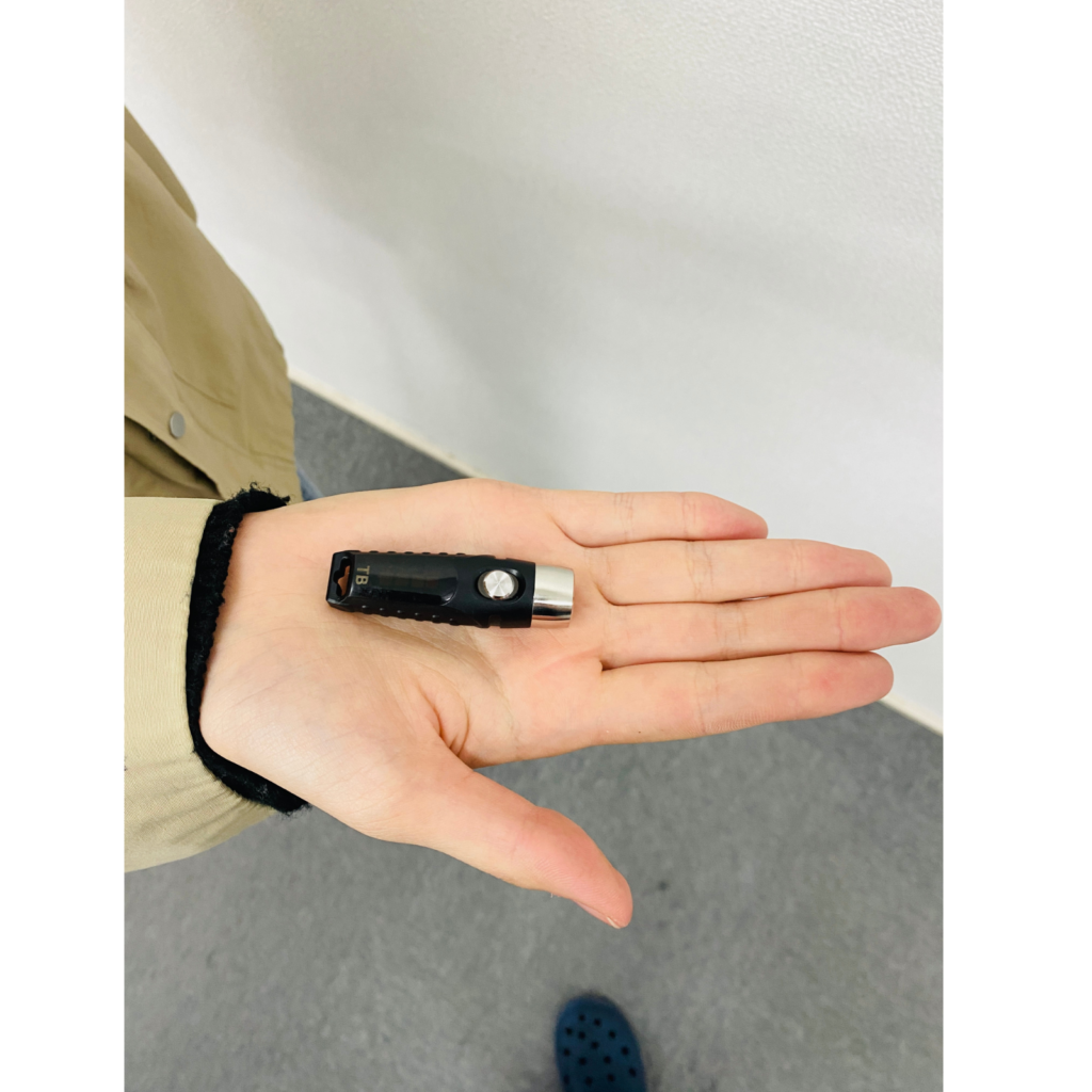 手のひらに収まる携帯用ミニ懐中電灯TorchBuddy