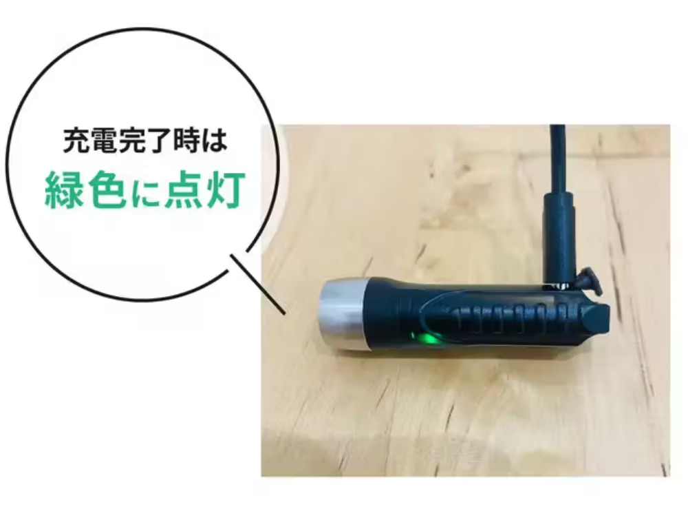 充電完了を知らせる緑色の表示が点灯したTorchBuddy