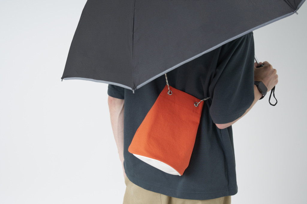 brocky1の幅広い傘面で背中のバッグまで雨から覆う使用イメージ